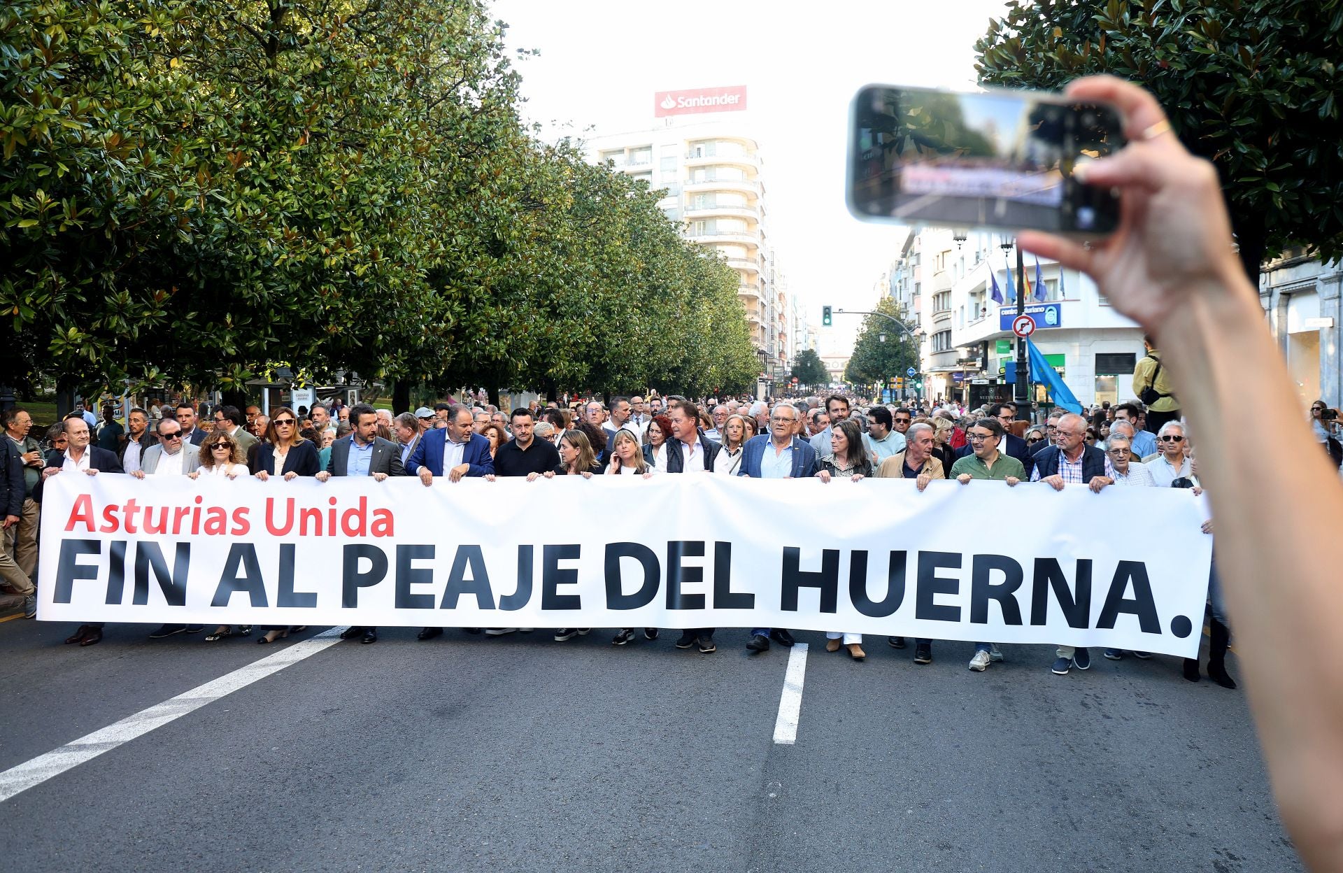 La multitudinaria manifestación en Oviedo contra el peaje del Huerna, en imágenes
