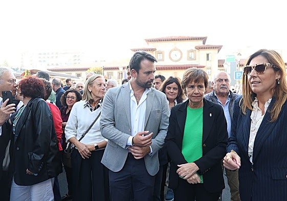 Los presidentes del PP, Álvaro Queipo, y Foro, Carmen Moriyón, durante la manifestación.
