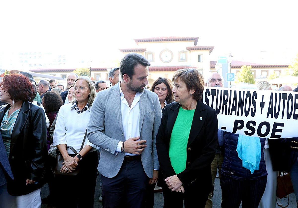 Los presidentes del PP, Álvaro Queipo, y Foro, Carmen Moriyón, durante la manifestación.