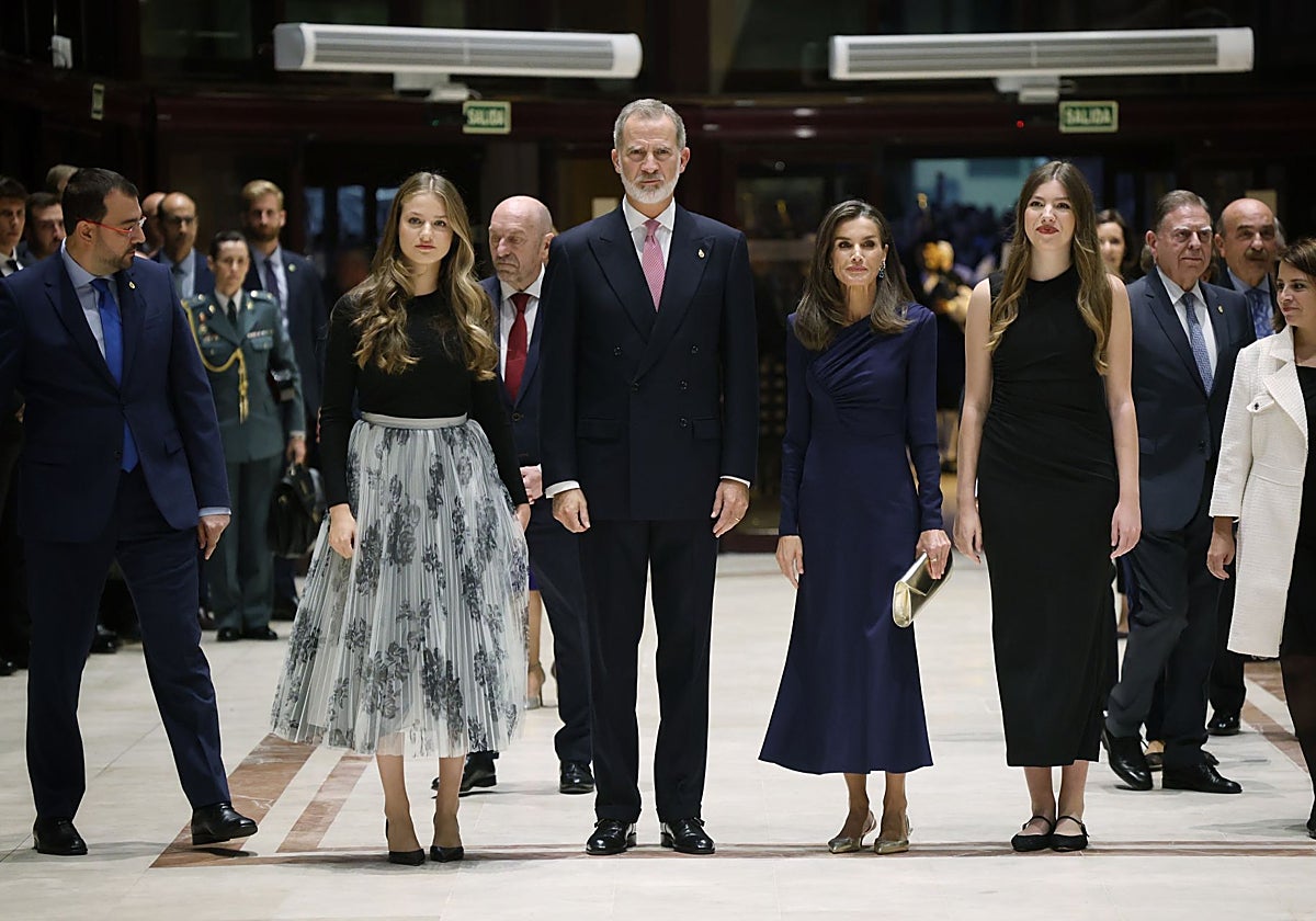Los Reyes y sus hijas, a su llegada al concierto de los Premios el año pasado.