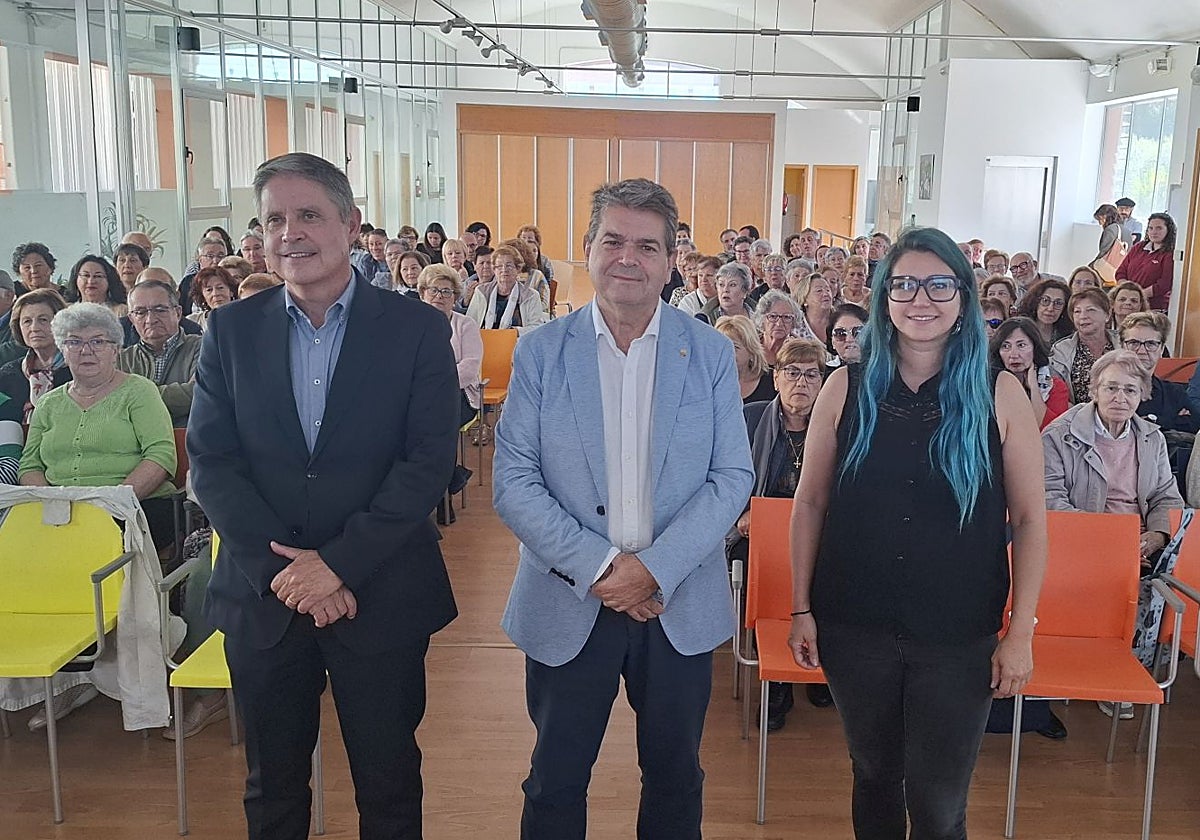 El director de Promoción de la Autonomía Personal y Mayores, Enrique Rodríguez; el alcalde de San Martín, José Ramón Martín Ardines; y la técnica Sofía Murias, en el encuentro de voluntarios de Sotrondio.