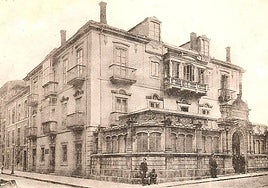 Este pabellón, ubicado en el jardín del caserón trasero, fue la primera sede del Banco de Gijón. 1899.