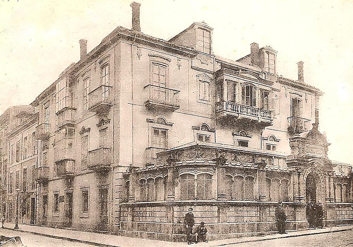 Este pabellón, ubicado en el jardín del caserón trasero, fue la primera sede del Banco de Gijón. 1899.
