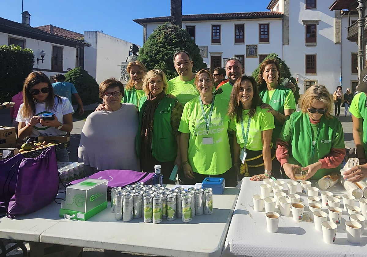 El alcalde Alejandro Vega, junto a las organizadoras de la carrera Entremanzanas.