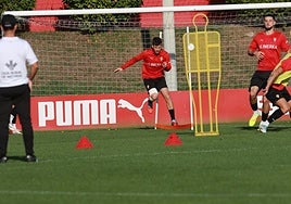 Última prueba antes del viaje.Guille Rosas, en el entrenamiento de ayer, con un vendaje en la rodilla, durante un ejercicio.