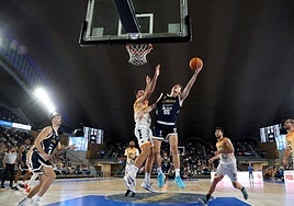 Lobaco intenta una penetración a canasta ante la oposición de un jugador del Tizona.