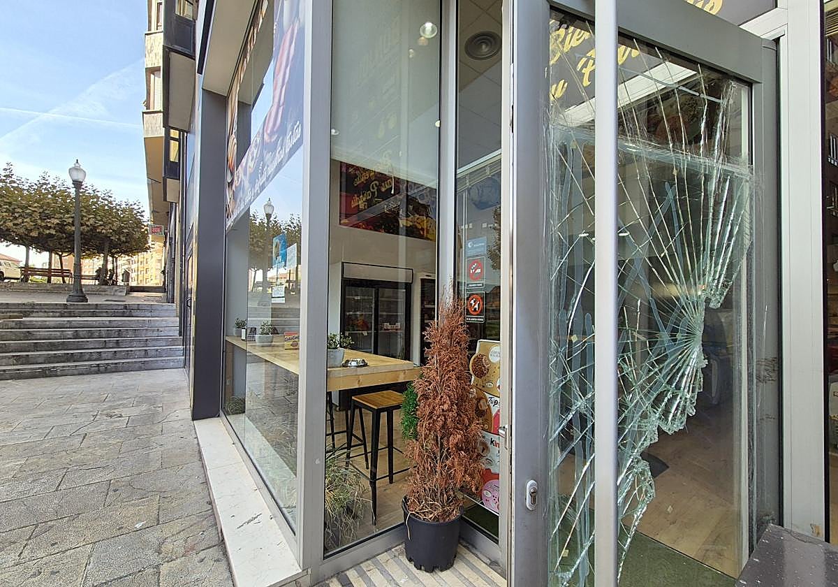 La puerta de Bonjour en Cabruñana destrozada.