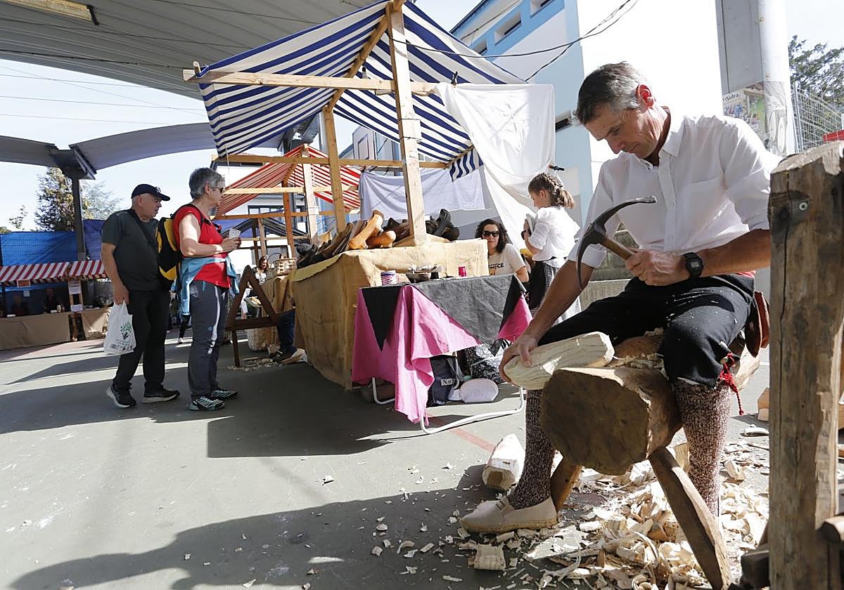 Un madreñero trabaja en el mercado situado en la pista cubierta de Callezuela.