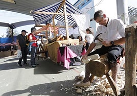 Un madreñero trabaja en el mercado situado en la pista cubierta de Callezuela.