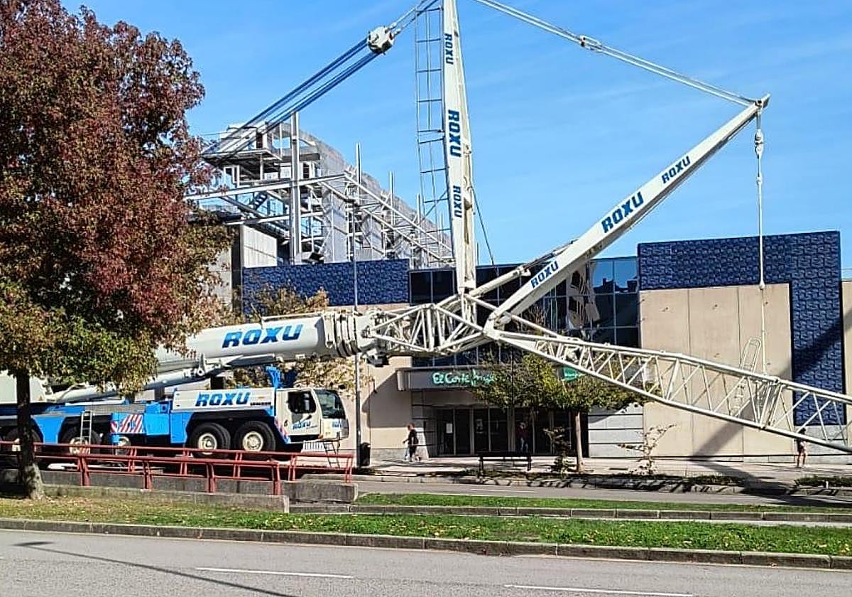 Gran grúa instalada y que mantiene cortada la calle Velázquez.