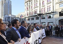 Llegada de la manifestación del 17-O a la plaza de la Escandalera (Oviedo), el viernes con los líderes sindicales y empresariales tras la pancarta y el Consejo de Gobierno al fondo.