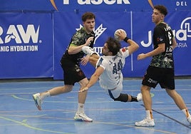 César Sánchez, en una de las muchas acciones individuales que protagonizó en el partido.