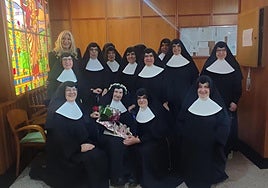 La edil de Cultura, Recursos Humanos y Policía Local, Aurora Cienfuegos, junto a las religiosas de Nuestra Señora del Carmen Lozano González