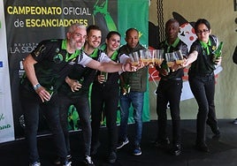 Pablo Suárez, Jonathan Trabanco, Melissa Bellón, Wilkin Aquiles, Salvador Ondó e Isabella Padrón, premiados en el Concurso de Escanciadores de Gijón, este sábado, en el Tendayu del Museo del Pueblo de Asturias.