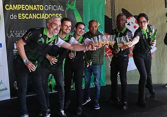 Pablo Suárez, Jonathan Trabanco, Melissa Bellón, Wilkin Aquiles, Salvador Ondó e Isabella Padrón, premiados en el Concurso de Escanciadores de Gijón, este sábado, en el Tendayu del Museo del Pueblo de Asturias.