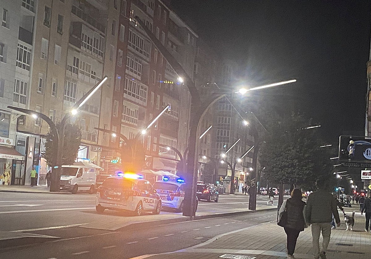 Patrullas de la Policía Local durante la intervención en el piso de citas de la avenida Constitución.