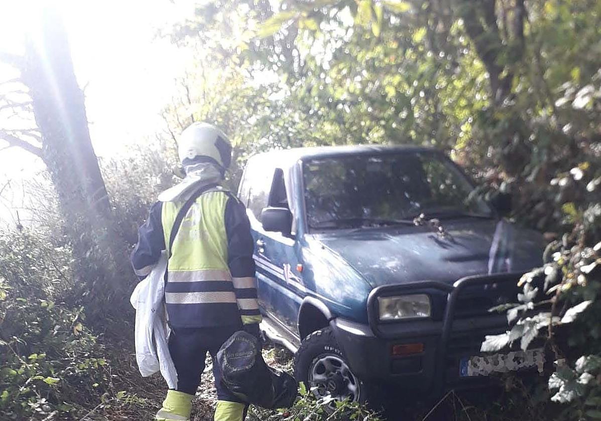 Vehículo bajo el que quedó atrapado el hombre de 84 años.