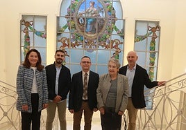 Cristina López, Isaac Cuello, Fernando Agulló, Carmen Rueda y Enrique Loredo, este viernes, en el hall de la Escuela de Comercio de Gijón.