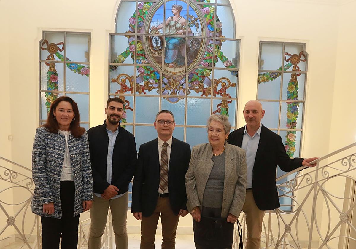 Cristina López, Isaac Cuello, Fernando Agulló, Carmen Rueda y Enrique Loredo, este viernes, en el hall de la Escuela de Comercio de Gijón.