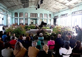 La pianista Marta Espinós toca el piano instalado en medio de los jardines dedicados a Byung-Chul Han en el concierto 'Música para jardineros.