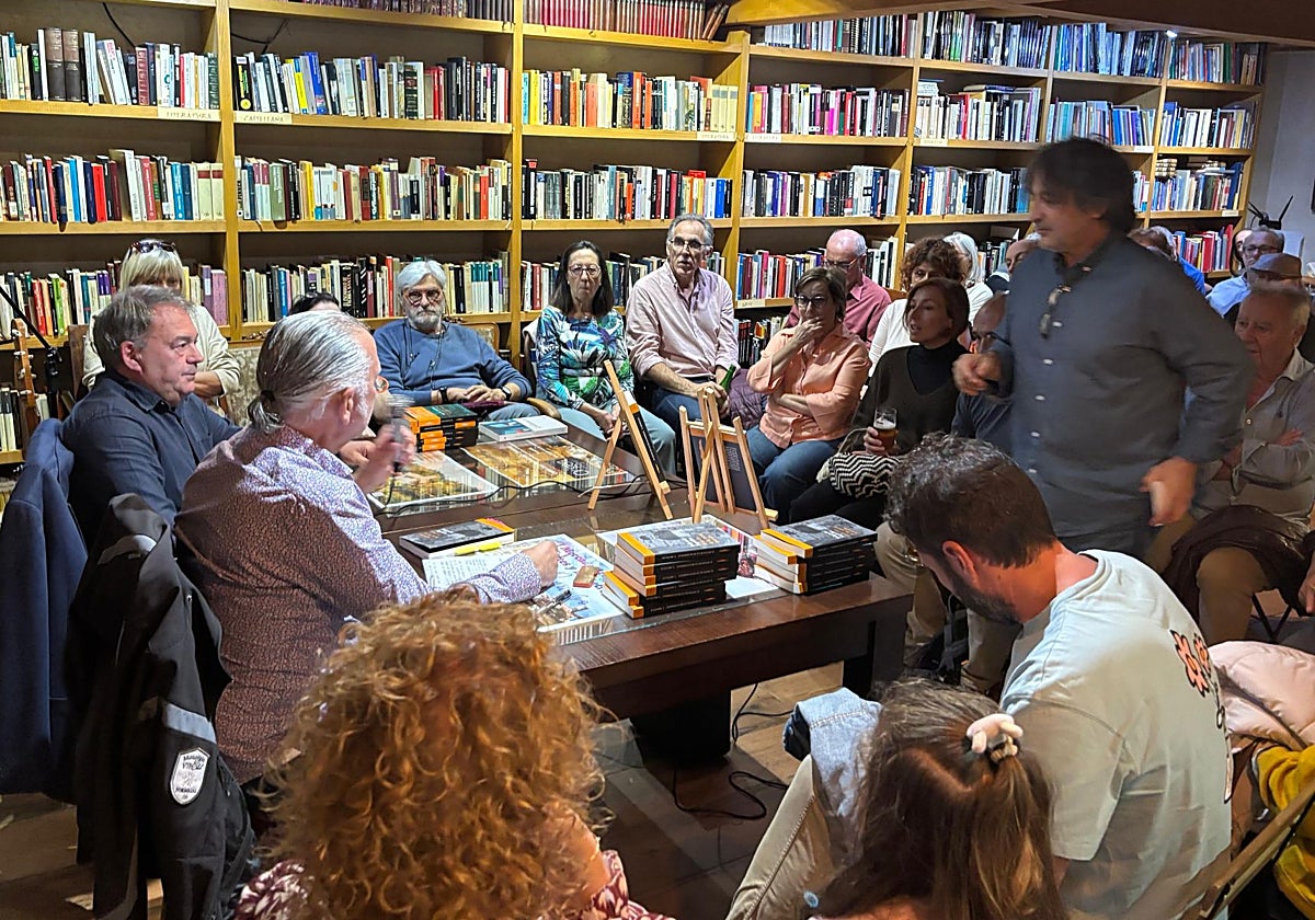 Fulgencio Argüelles, a la izquierda, durante la presentación.