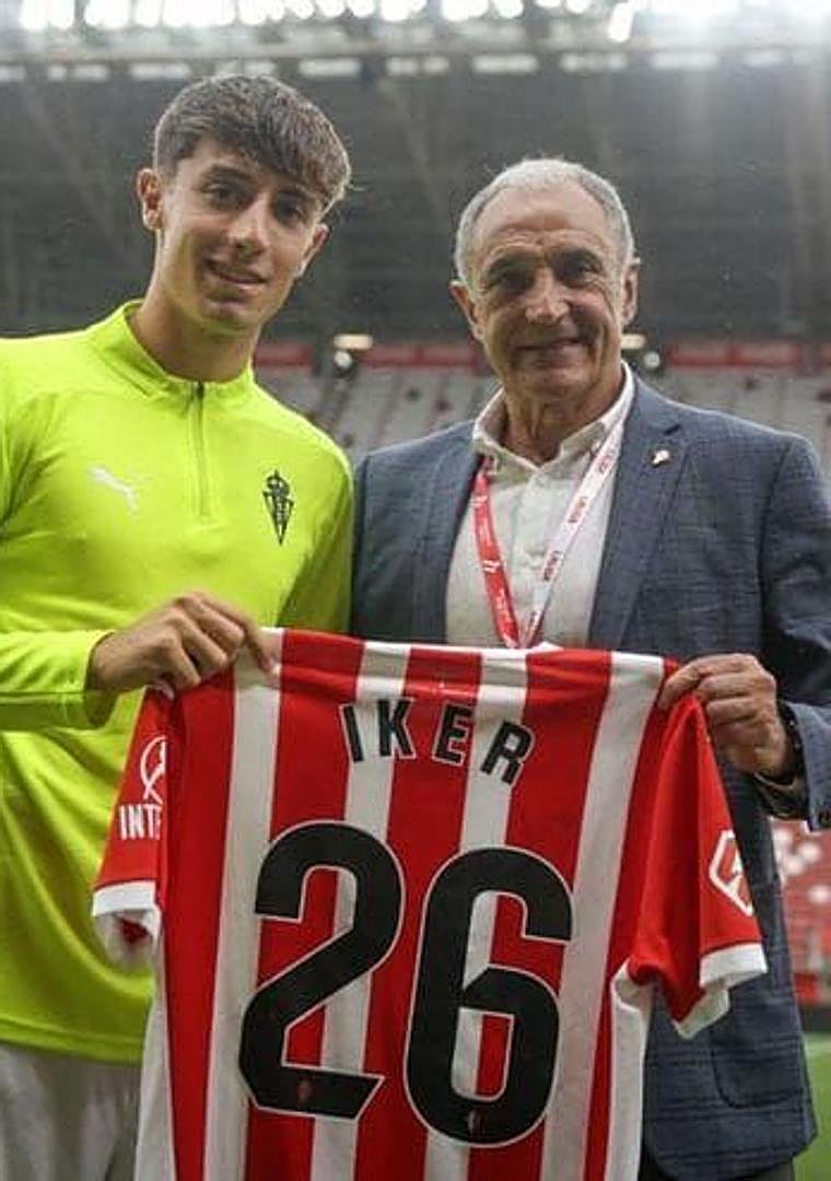 Imagen - Iker Martínez y Joaquín Alonso posan el día del debut del lateral con el primer equipo.