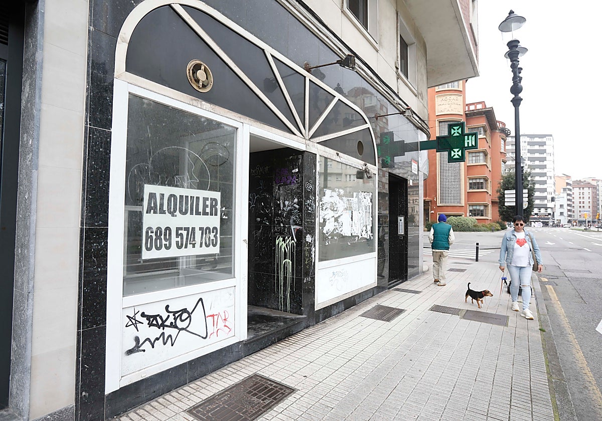 Local vacío que albergó la confitería San Antonio en el número 6 de la avenida de la Costa, frente a la plaza de Europa.