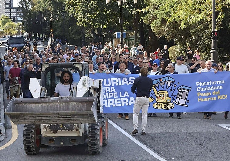 Daniel Ripa, impulsor de la denuncia ante la Comisión Europea, subido a una excavadora.