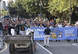 Daniel Ripa, impulsor de la denuncia ante la Comisión Europea, subido a una excavadora.