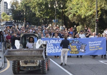 La segunda protesta contra el «peaje ilegal del Huerna»: megáfonos y una excavadora por Oviedo