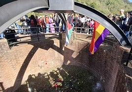 Ofrenda florar en el acto de entrega de los Galardones Pozu Fortuna