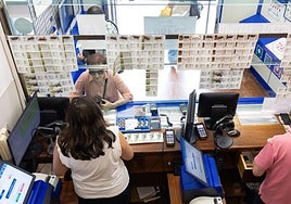 Una mujer compra un décimo para la Lotería de Navidad.