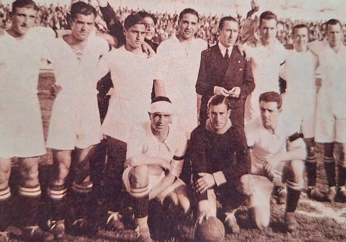 Guillermo Campanal, cuarto por la izquierda, de pie, el día que el Sevilla logró en 1934 el ascenso a Primera.