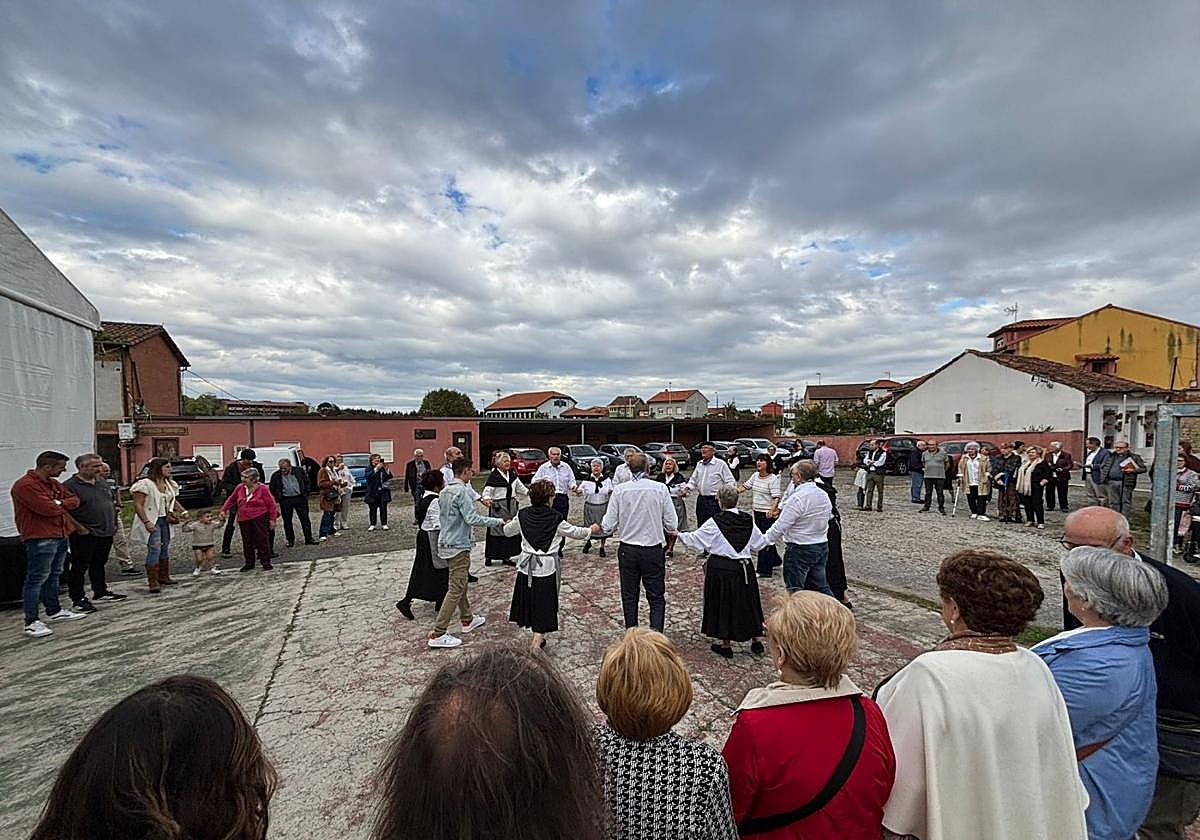 La danza prima seguida por muchos vecinos.