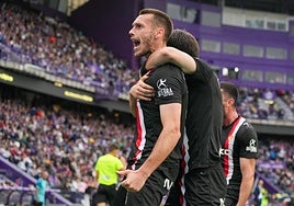 Guille Rosas se abraza a Dubasin después de que el catalán anotara el tercer gol en el José Zorrilla.
