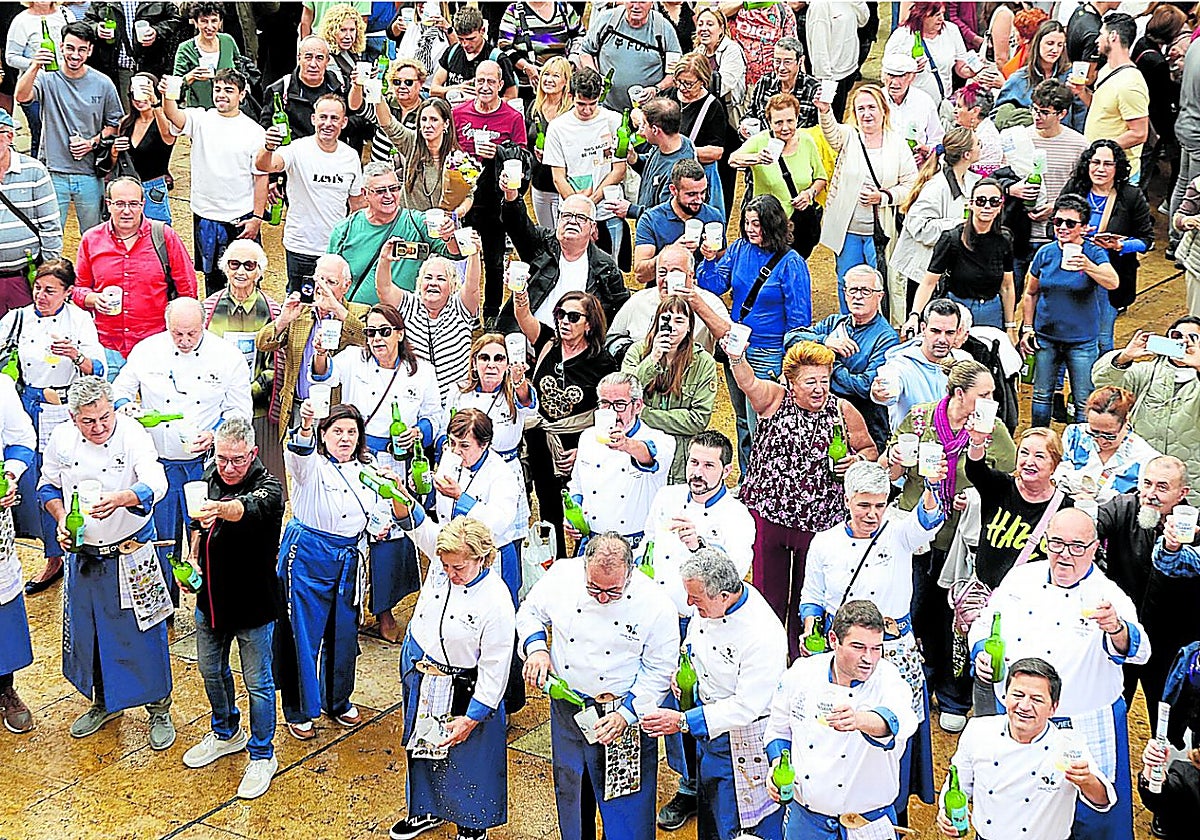 Los cofrades, en primera fila, brindan con sidra con el resto de asistentes a la plaza del Ayuntamiento para celebrar el título de Fiesta de Interés Turístico Nacional.