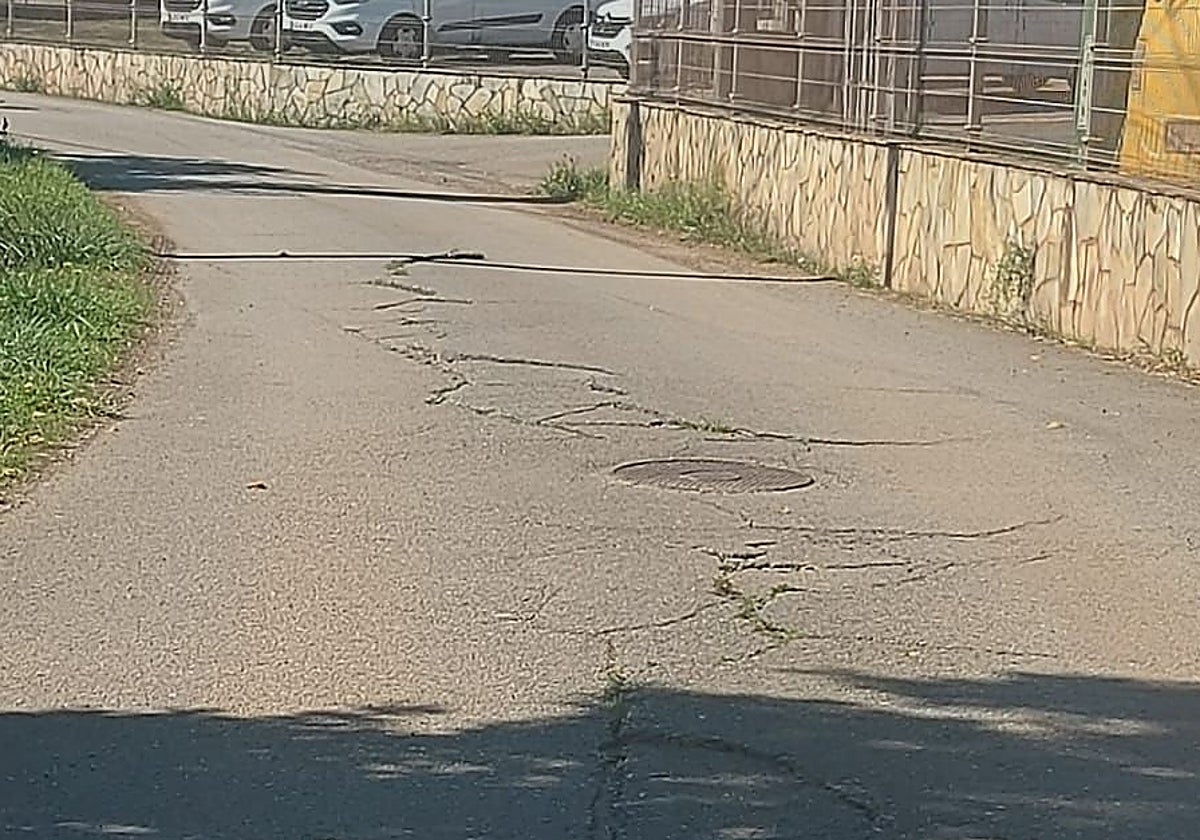 El camino C-133 de Albandi dañado, en Carreño