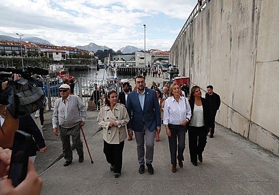 La delegada del Gobierno en Asturias, Adriana Lastra; el presidente del Principado, Adrián Barbón; la viuda de Antonio Trevín, Luisa Fernández Lledías, y la vicepresidenta del Principado, Gimena Llamedo.