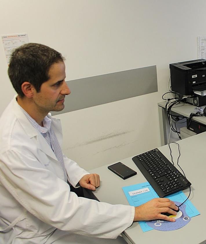 Imagen secundaria 2 - De izquierda a derecha, Yolanda López, subdirectora de Infraestructuras del Sespa; Jacob López, médico de Primaria del CS de Cabañaquinta,detrás; Ramón Rodríguez, director de Atención Primaria y Salud Pública del área VII, y José Antonio Vecino, gerente del área VII.