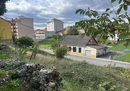 Parcela donde se edificarían las viviendas protegidas, en la avenida de Gijón de La Pola.