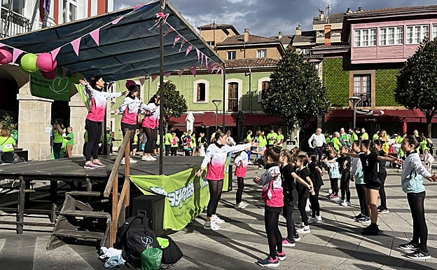 Baile y música antes de la marcha por las calles de la villa.