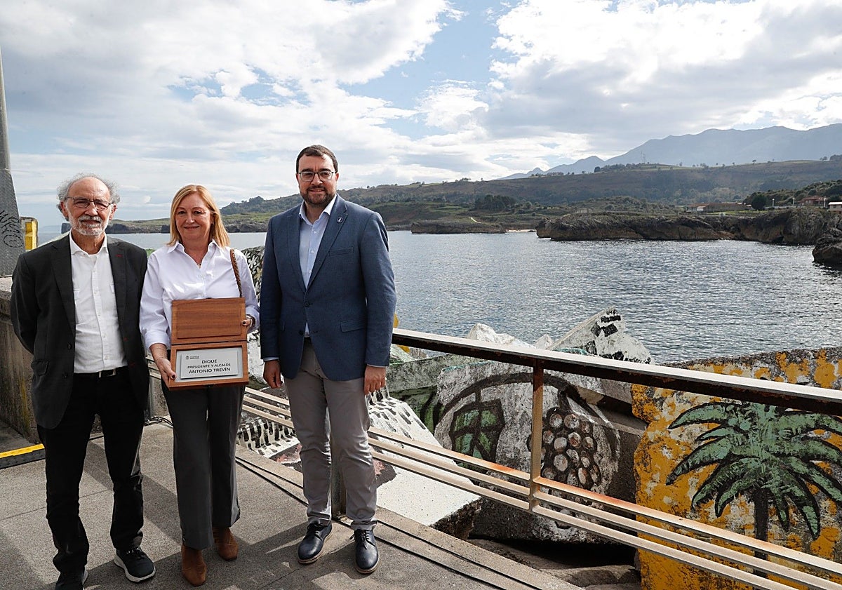 Imagen principal - Arriba, el hijo del pintor Agustín Ibarrola, José Ibarrola; la viuda de Antonio Trevín, Luisa Fernández Lledías y el presidente del Principado de Asturias, Adrián Barbón, con la placa que da nombre al dique de Llanes como 'Presidente y alcalde Antonio Trevín'. En el medio, una foto del acto y, sobre estas líneas, Adriana Lastra y Antonio Trevín junto a la placa conmemorativa.