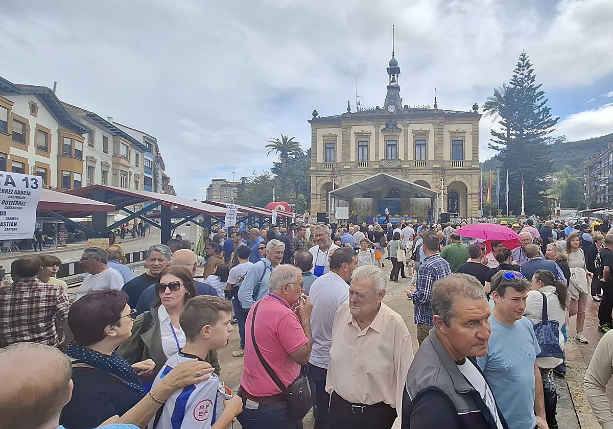 Degustación de la Seleición de la Meyer Sidre Casero d'Asturies, en la plaza del Ayuntamiento de Villviciosa.