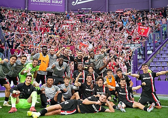 Los jugadores del Sporting celebran la victoria con la 'mareona' desplazada hasta Valladolid