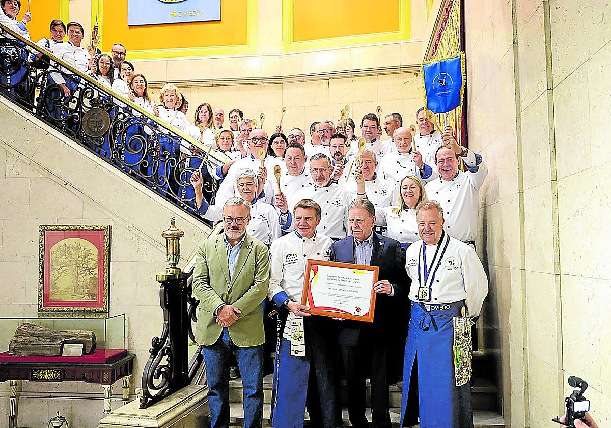 Imagen principal - Brindis por el Desarme en Oviedo y un objetivo para 2031