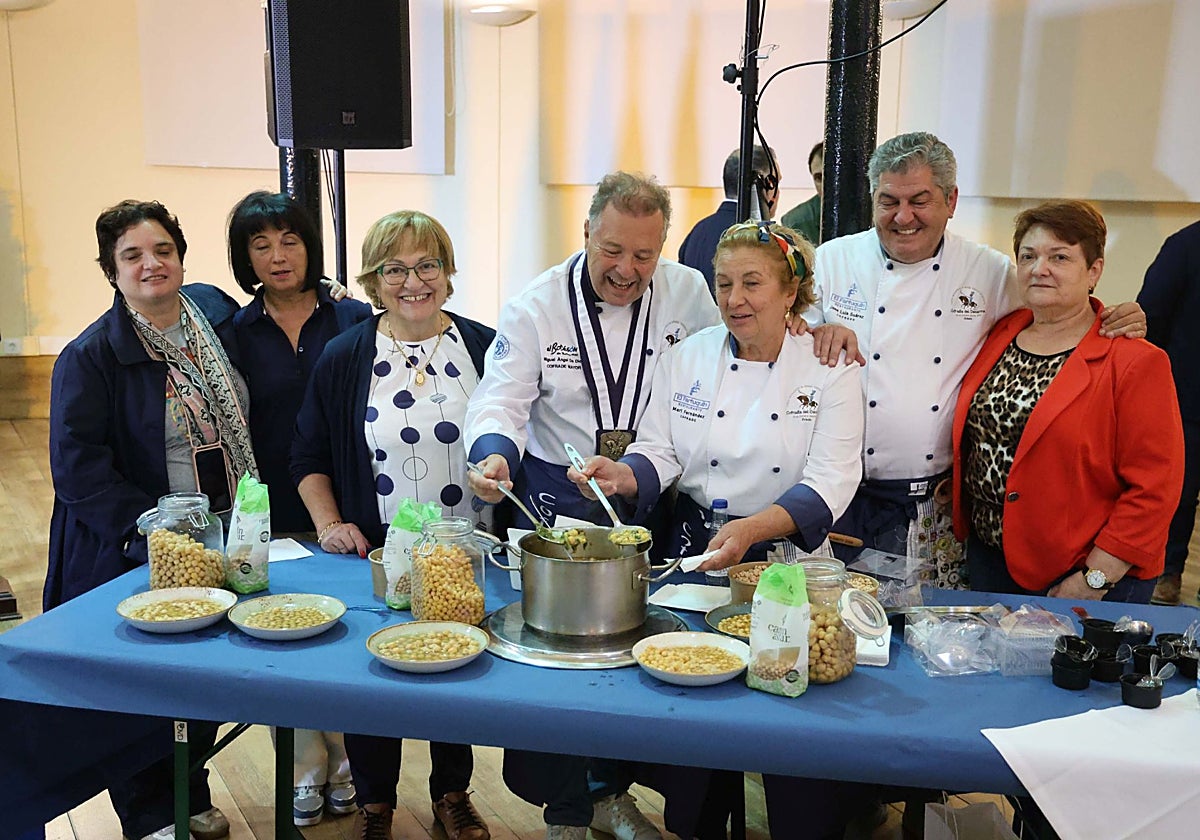 Amalia Lusso, Lidia Vázquez, Mari Fernández, Miguel Ángel de Dios, Amada Álvarez Pico, José Suárez y Beatriz Fernández Gutiérrez.