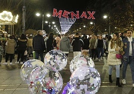 Paseantes en el Menax por Begoña.