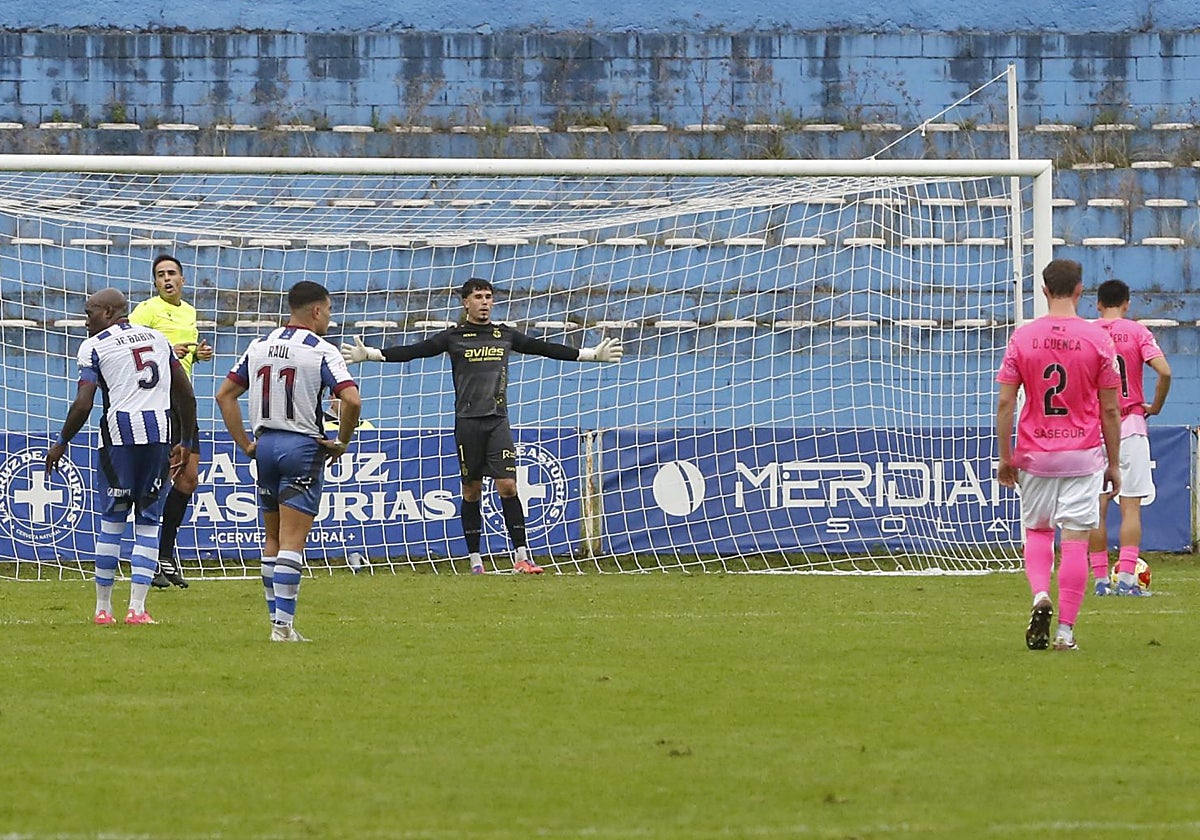 Álvaro Fernández trata de intimidar al jugador del Talavera Montero antes del lanzamiento del penalti que se estrelló en el larguero en el minuto 95.