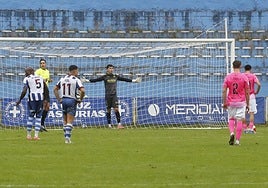 Álvaro Fernández trata de intimidar al jugador del Talavera Montero antes del lanzamiento del penalti que se estrelló en el larguero en el minuto 95.