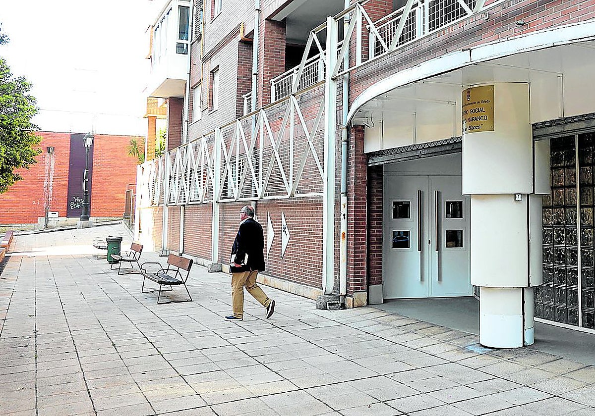 La entrada al centro social de Ciudad Naranco.